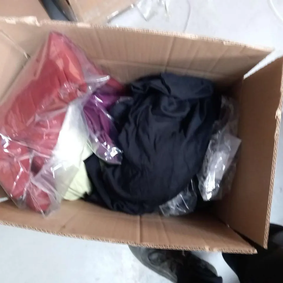 APPROXIMATELY 15 ITEMS OF ASSORTED CLOTHING AND ACCESSORIES TO INCLUDE; ROHAN, BENCH, ELEVEN DEGREES AND FANATICS
