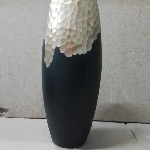BOXED DAITO SMALL BLACK AND GOLD TABLE VASE