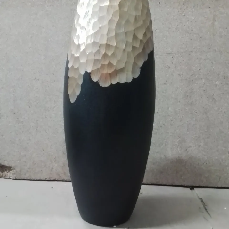 BOXED DAITO SMALL BLACK AND GOLD TABLE VASE