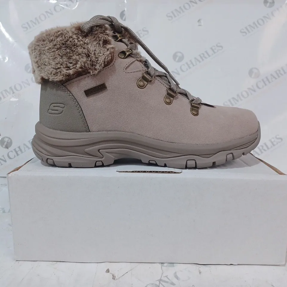 BOXED PAIR OF SKECHERS TREGO LACE UP FAUX FUR CUFF WATERPROOF BOOT TAUPE - SIZE 6