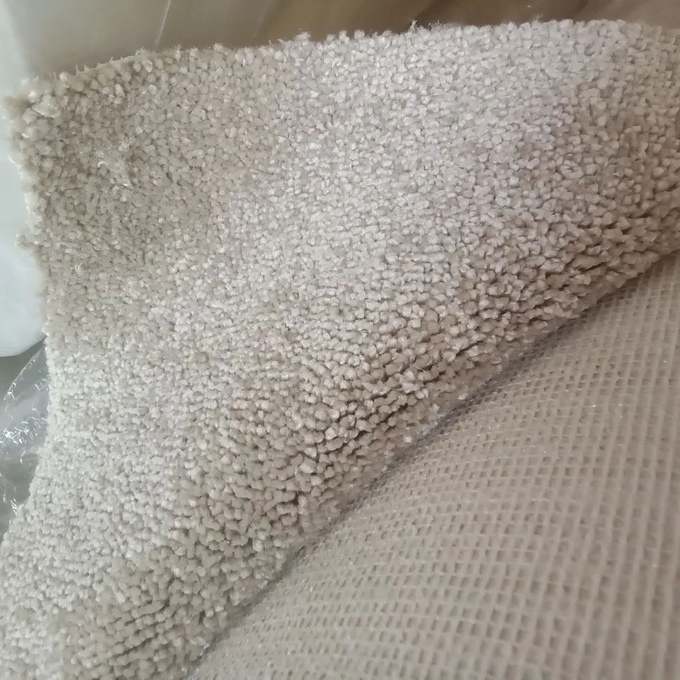 ROLL OF QUALITY EC AURA BUBBLES CARPET 6.4×4M