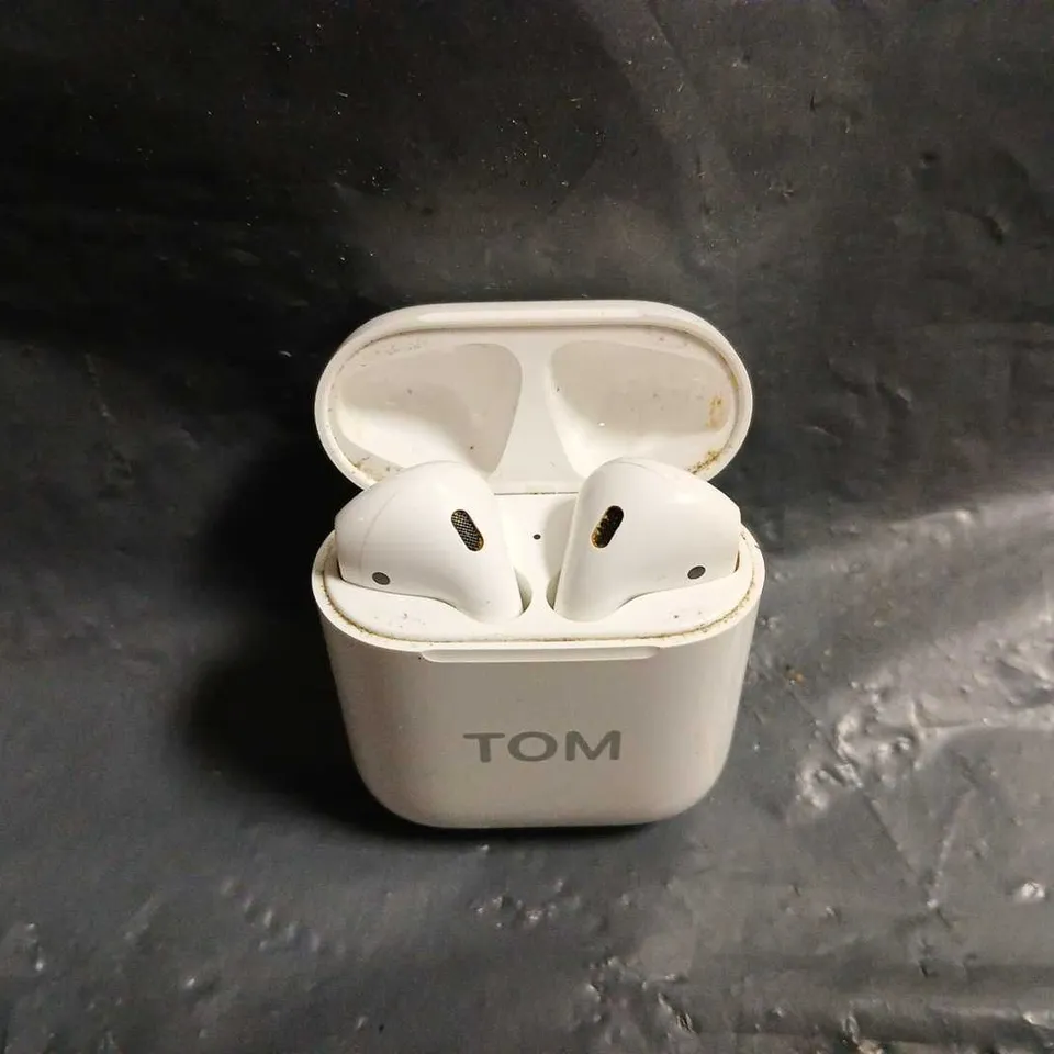  APPLE AIRPODS 1ST GENERATION IN WHITE