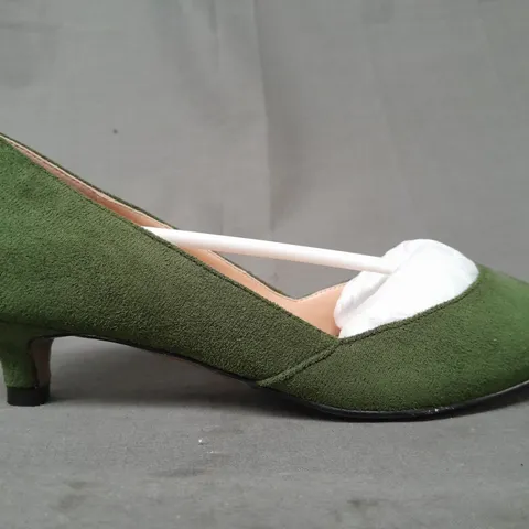 BOXED PAIR OF CASTAMERE CLOSED TOE LOW HEEL SHOES IN GREEN EU SIZE 35.5