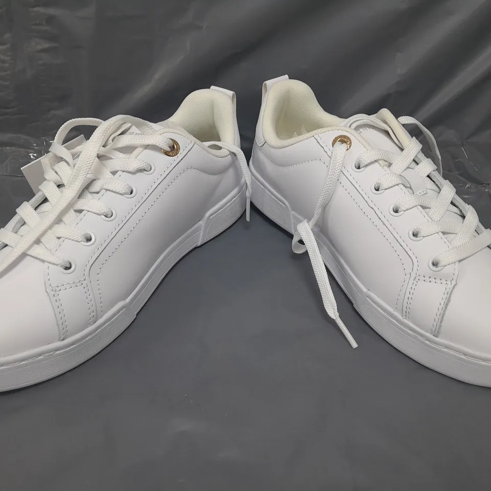 BOXED PAIR OF TOMMY HILFIGER BAR COURT SHOES IN WHITE SIZE 5