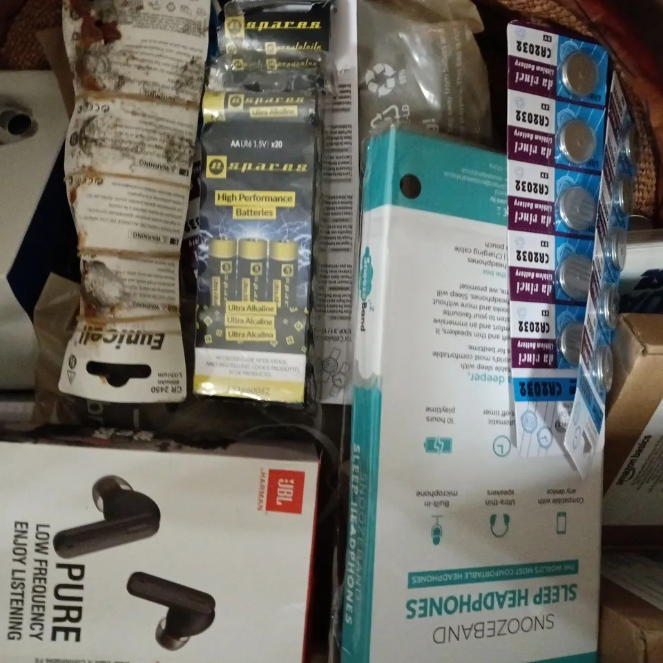 BOX OF APPROXIMATELY 10 ASSORTED TRUE WIRELESS EARBUDS, BATTERY CHARGER, SLEEP HEADPHONES, ETC