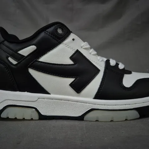 BOXED PAIR OF OFF-WHITE SHOES IN BLACK/WHITE EU SIZE 44