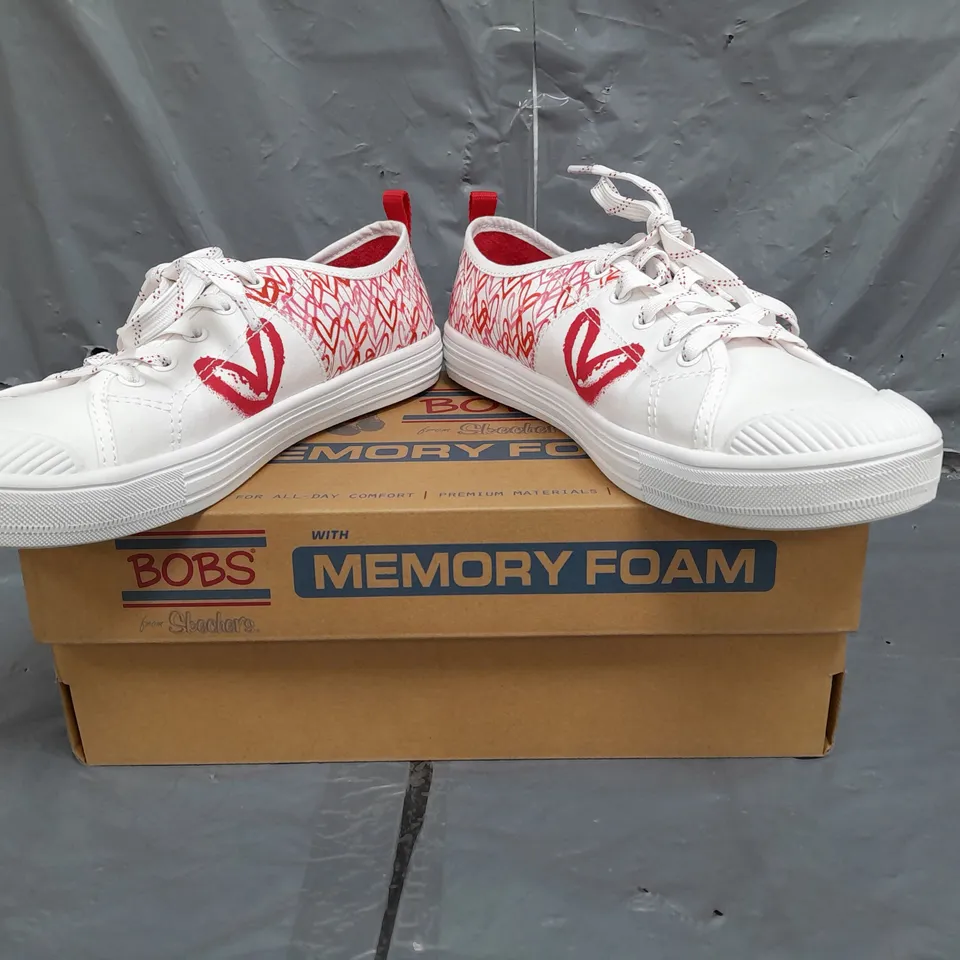 BOXED PAIR OF BOBS SKECHERS MEMORY FOAM CANVAS SHOES IN WHITE/RED/PINK SIZE 6