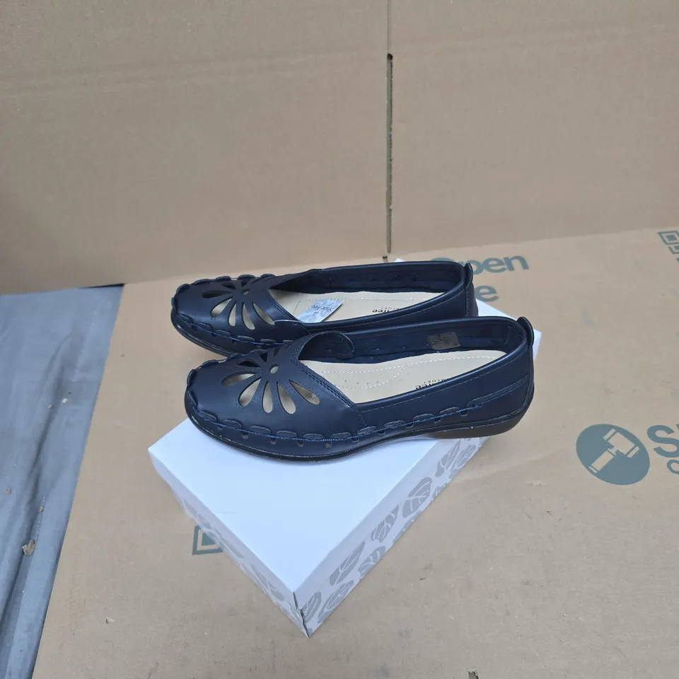 SHOE TREE PALMA NAVY FLATS – UK 4