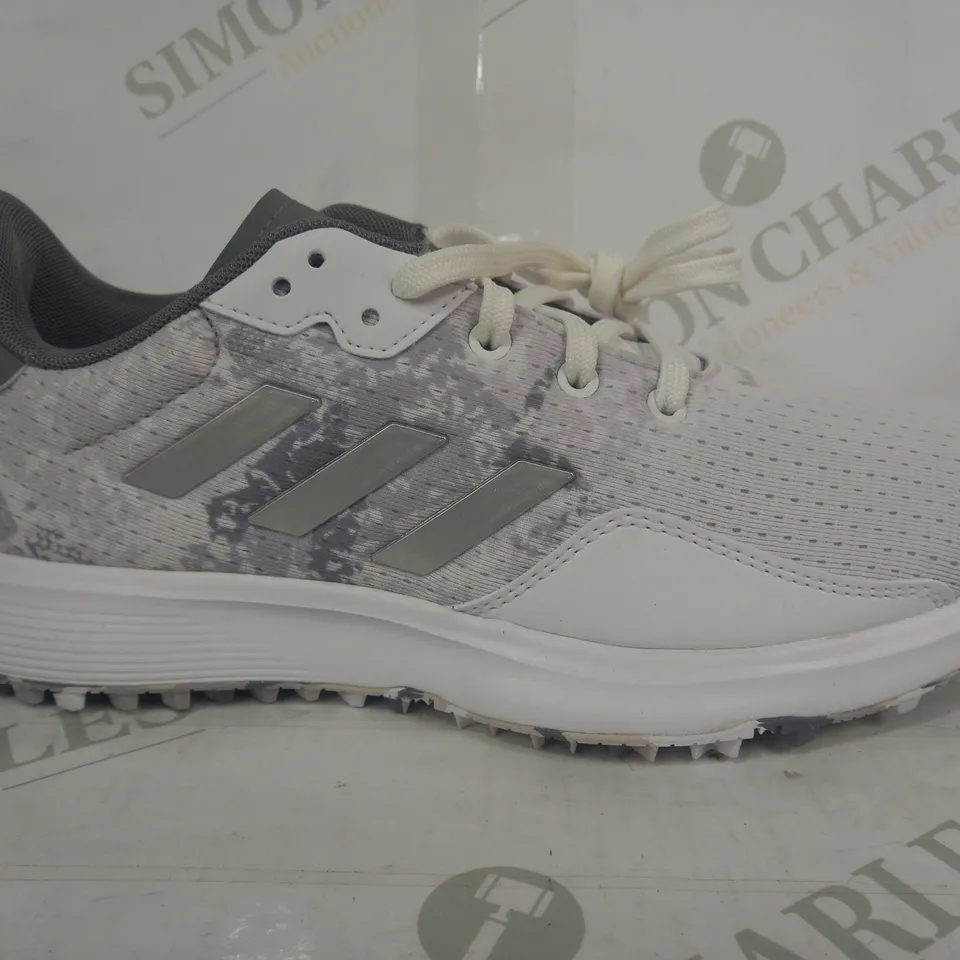 BOXED PAIR OF ADIDAS SHOES IN WHITE/GREY UK SIZE 5.5