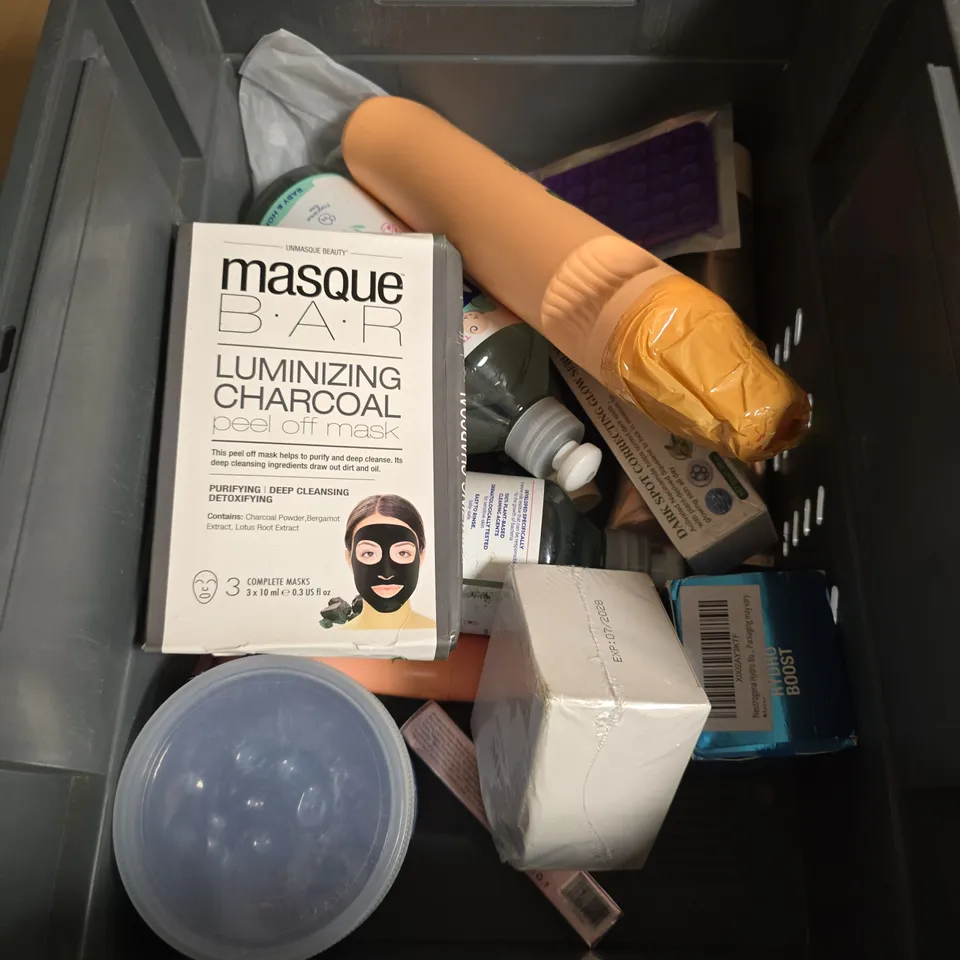 APPROXIMATELY 15 ASSORTED HEALTH & BEAUTY PRODUCTS TO INCLUDE DUAL HEAD SHAVER, TEETH WHITENING STRIPS, STRIP WAX ETC