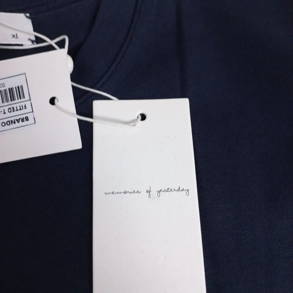 MEMORIES OF YESTERDAY BRANDO FITTED T-SHIRT – NAVY, UK M