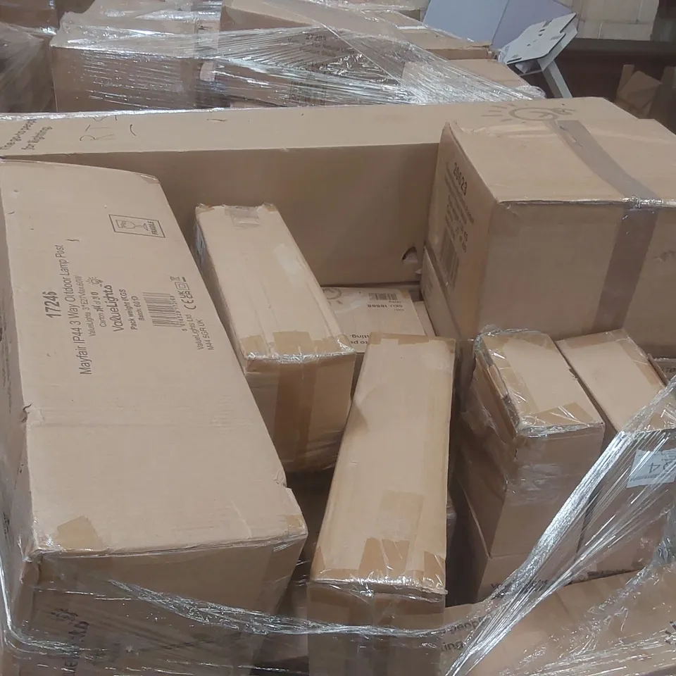 PALLET CONTAINING A VERY LARGE QUANTITY OF ASSORTED DESIGNER LIGHTING PRODUCTS