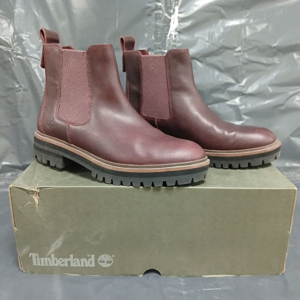 BOXED PAIR OF TIMBERLAND LONDON SQUARE CHELSEA BOOTS IN BURGUNDY SIZE UK 6