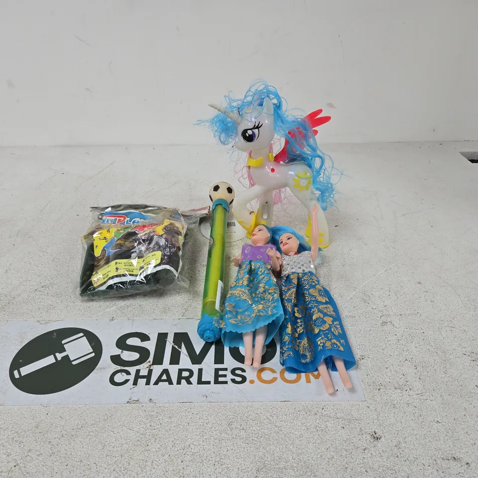 BOX OF APPROXIMATELY 20 ASSORTED TOY RELATED ITEMS TO INCLUDE DOLLS, ARMY TOYS ETC