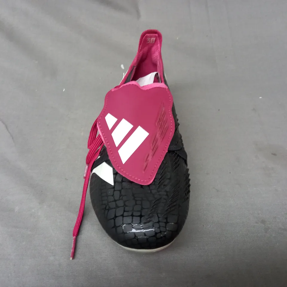 PAIR OF ADIDAS PREDATOR FOOTBALL BOOTS IN BLACK/BERRY/WHITE UK SIZE 9