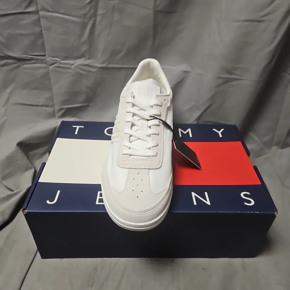 BOXED TOMMY JEANS WHITE SNEAKERS – BOXED - SIZE 44