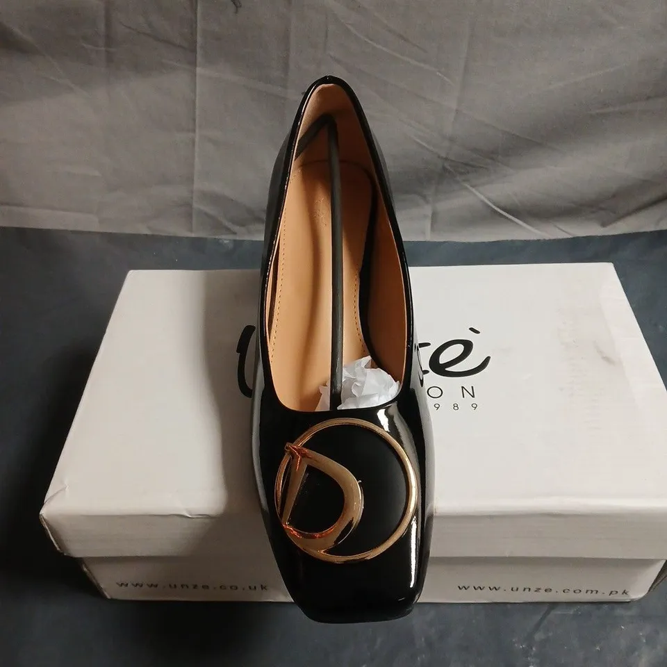 UNZE LONDON BLACK PATENT LEATHER PUMPS WITH GOLD RING TOE DETAIL – WOMEN'S SHOES SIZE 5