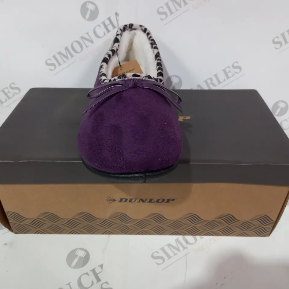 BOXED PAIR OF DUNLOP SLIPPERS IN PURPLE UK SIZE 4