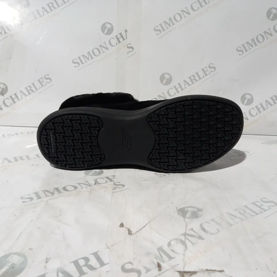 BOXED PAIR OF SKECHERS GO WALK SHOES IN BLACK SIZE 6