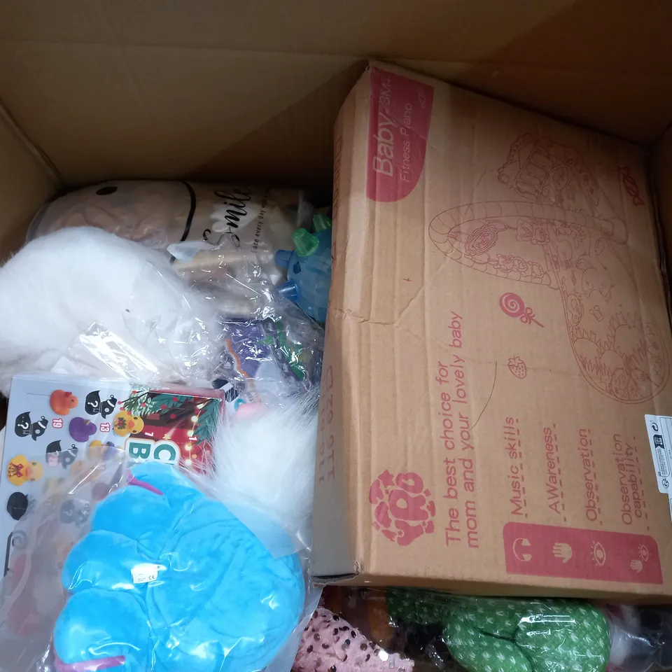 BOX OF APPROX 20 ASSORTED TOYS TO INCLUDE - PRANK SNAKE MIKE - CUSHION SUNFLOWER - CHRISTMAS BLIND BOX ECT