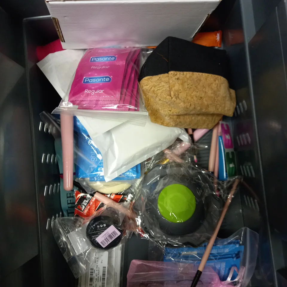 BOX OF APPROXIMATELY 20 ASSORTED HEALTH AND BEAUTY PRODUCTS TO INCLUDE DOTS FOR SPOTS PADS, GILLETTE RAZOR, ACUPRESSURE WRISTBANDS ETC 