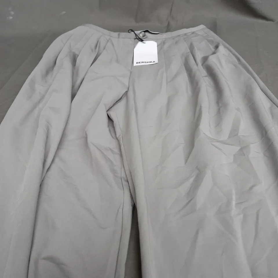 BERSHKA LIGHT GREY BAGGY TROUSERS - EUR 38
