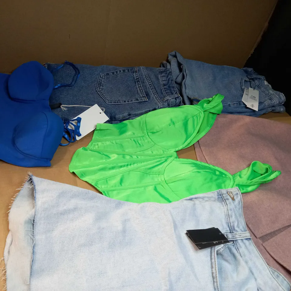 LOT OF APPROX 25 ASSORTED CLOTHING ITEMS VARYING IN SIZE/COLOUR/STYLE TO INCLUDE: TROUSERS, TOPS, DRESSES