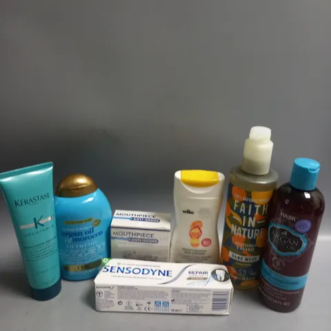 BOX OF APPROXIMATELY 20 COSMETIC ITEMS TO INCLUDE - SENSODYNE TOOTHPASTE - ANTI-SNORE MOUTHPIECE - SPF 50 SUN LOTION - ETC 