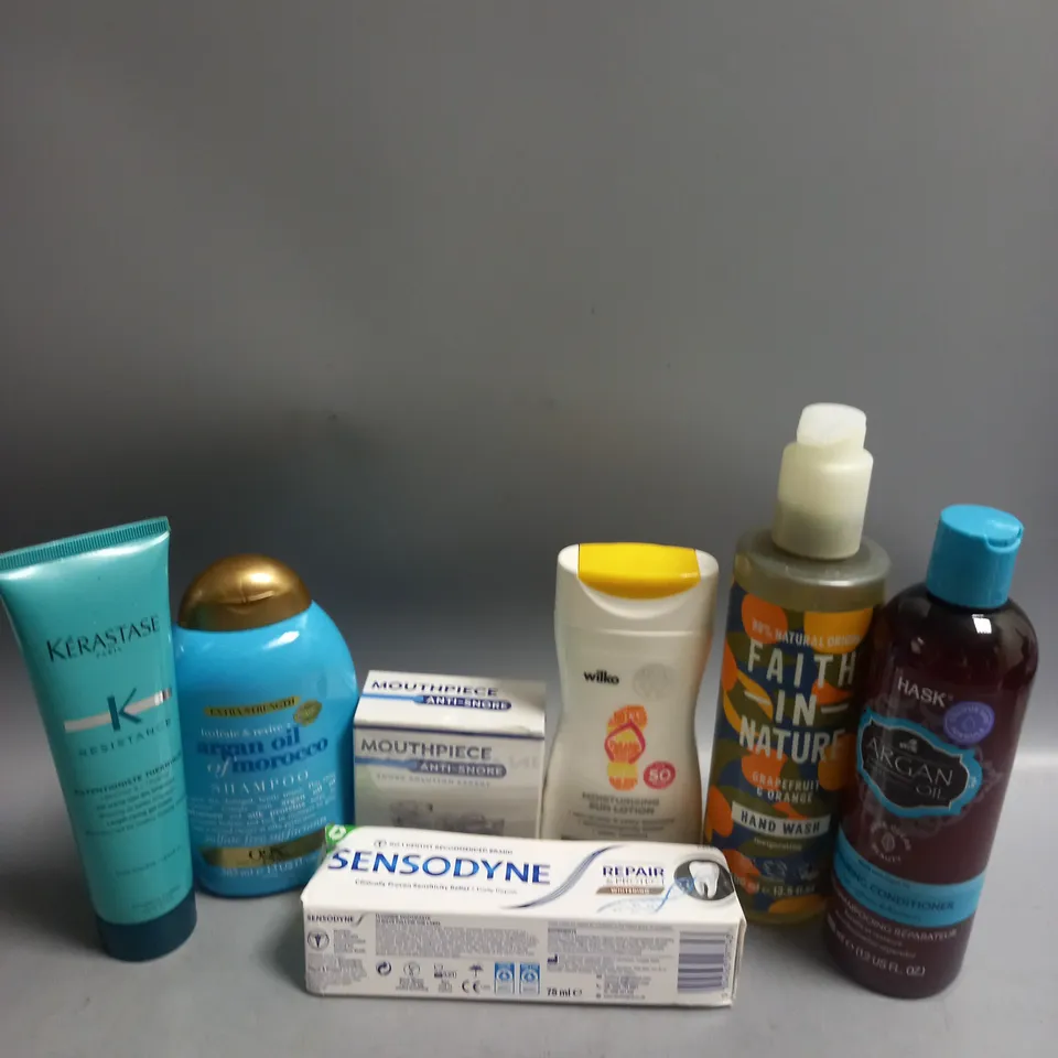 BOX OF APPROXIMATELY 20 COSMETIC ITEMS TO INCLUDE - SENSODYNE TOOTHPASTE - ANTI-SNORE MOUTHPIECE - SPF 50 SUN LOTION - ETC 