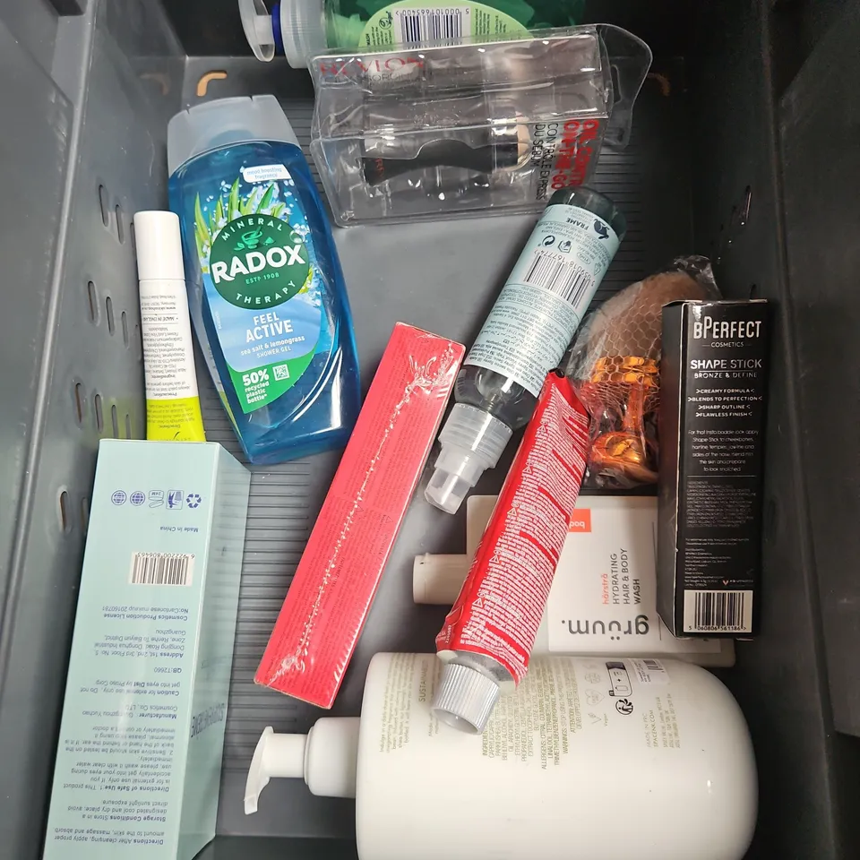 APPROXIMATELY 20 ASSORTED HEALTH & BEAUTY PRODUCTS TO INCLUDE - NURSEN HAND CREAM - HAIRBURST SHAMPOO & CONDITIONER - MOOGOO ECZEMA CREAM - ETC