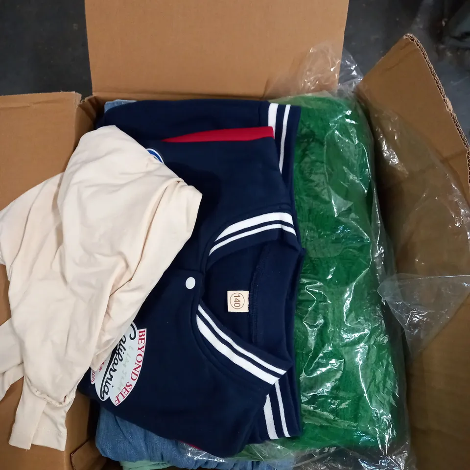 LOT OF ASSORTED CLOTHING ITEMS  AND ACCESSORIES TO INCLUDE; T-SHIRTS, JUMPERS ETC