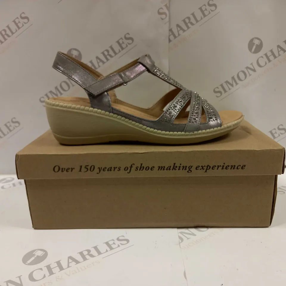 BOXED PAIR OF CUSHION WALK DIAMANTE TRIM SANDALS IN PEWTER - SIZE 4