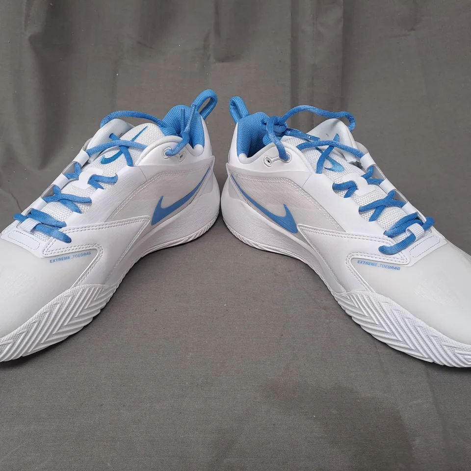 BOXED PAIR OF NIKE AIR ZOOM HYPERSPACE 3 SHOES IN WHITE/BLUE UK SIZE 7