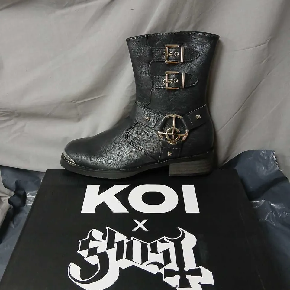 KOI X GHOST NAMELESS GHOULS MEN'S STACKED BIKER BOOTS – BLACK, UK 9 (EU 43) 