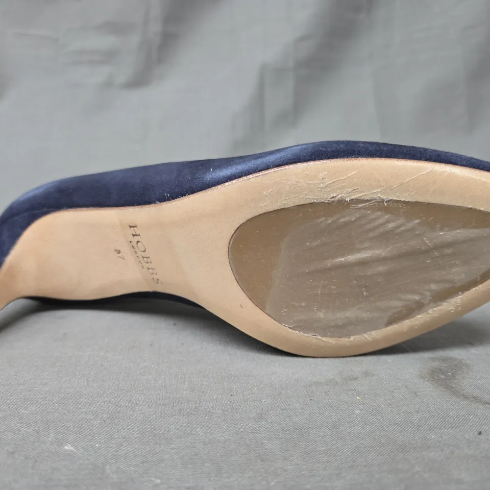 BOXED PAIR OF HOBBS CLOSED TOE HEELED SHOES IN NAVY EU SIZE 37 (BOTH SHOES ARE THE RIGHT SHOE)