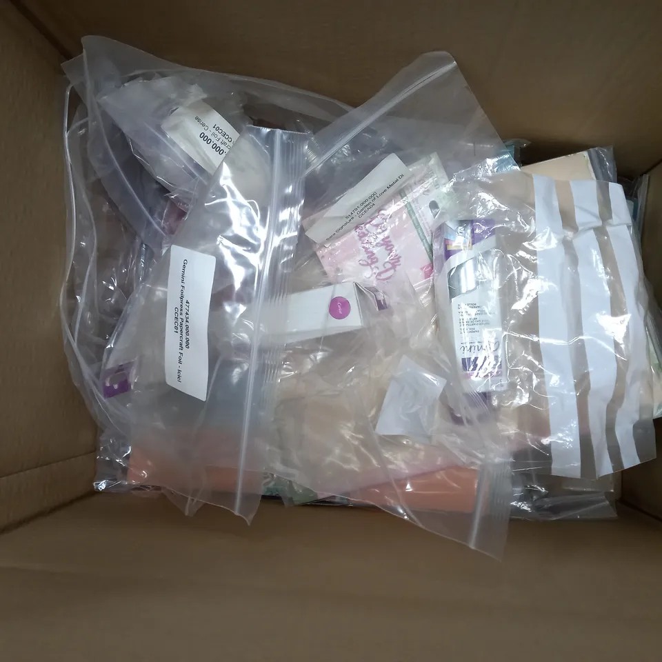 BOX OF APPROX 50 ASSORTED CRAFT ITEMS TO INCLUDE SPECTRUM NOIR GLITTER INK, GEMINI PAPERCRAFT FOIL ROLL, CRAFTERS COMPANION ADVANCED CONSTRUCTION TECHNIQUES DVD, ETC. 
