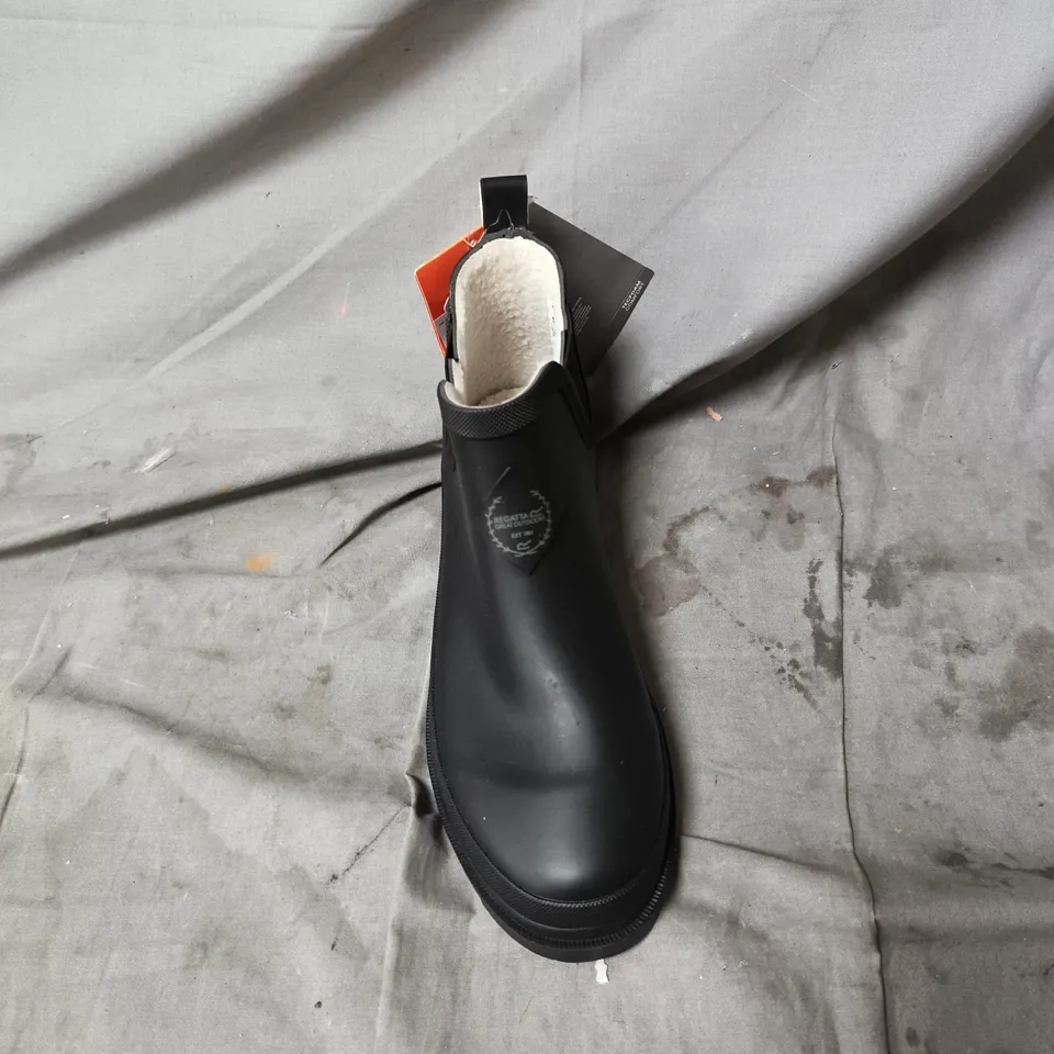 UNBOXED REGATTA GREAT OUTDOORS BLACK ANKLE BOOTS WITH FAUX SHEARLING LINING – UK SIZE 6