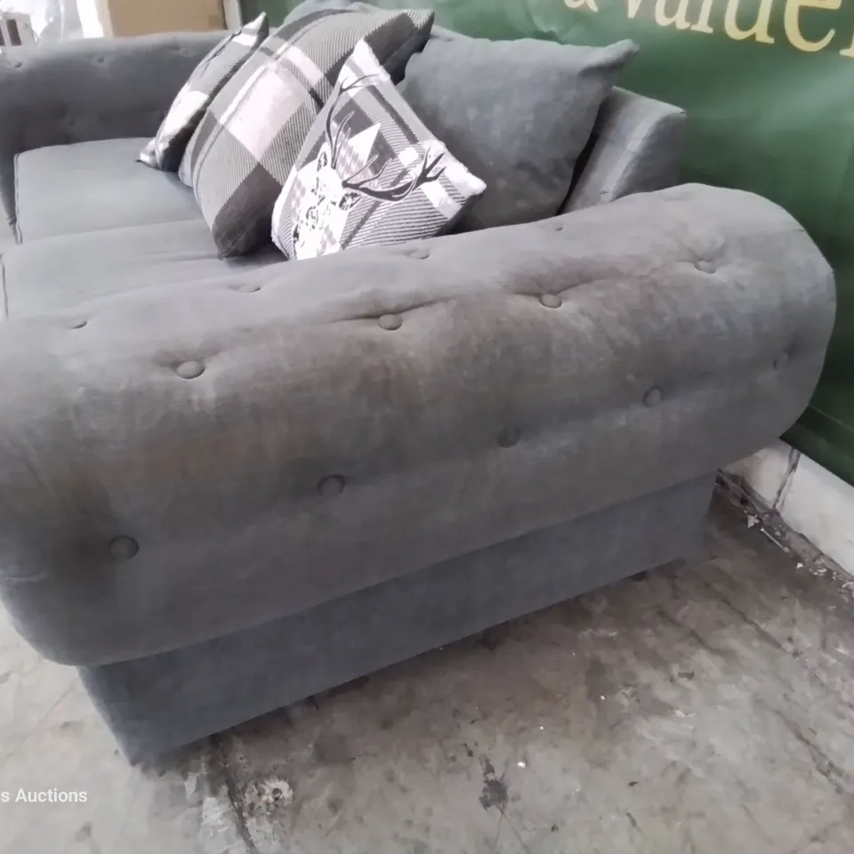 DESIGNER CHESTERFIELD STYLE TWO SEATER SOFA WITH SCATTER CUSHIONS GREY FABRIC