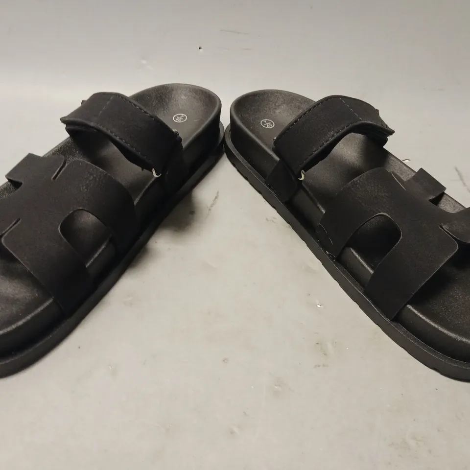 BOXED PAIR OF DESIGNER OPEN TOE FOOTBED SANDALS IN BLACK EU SIZE 7