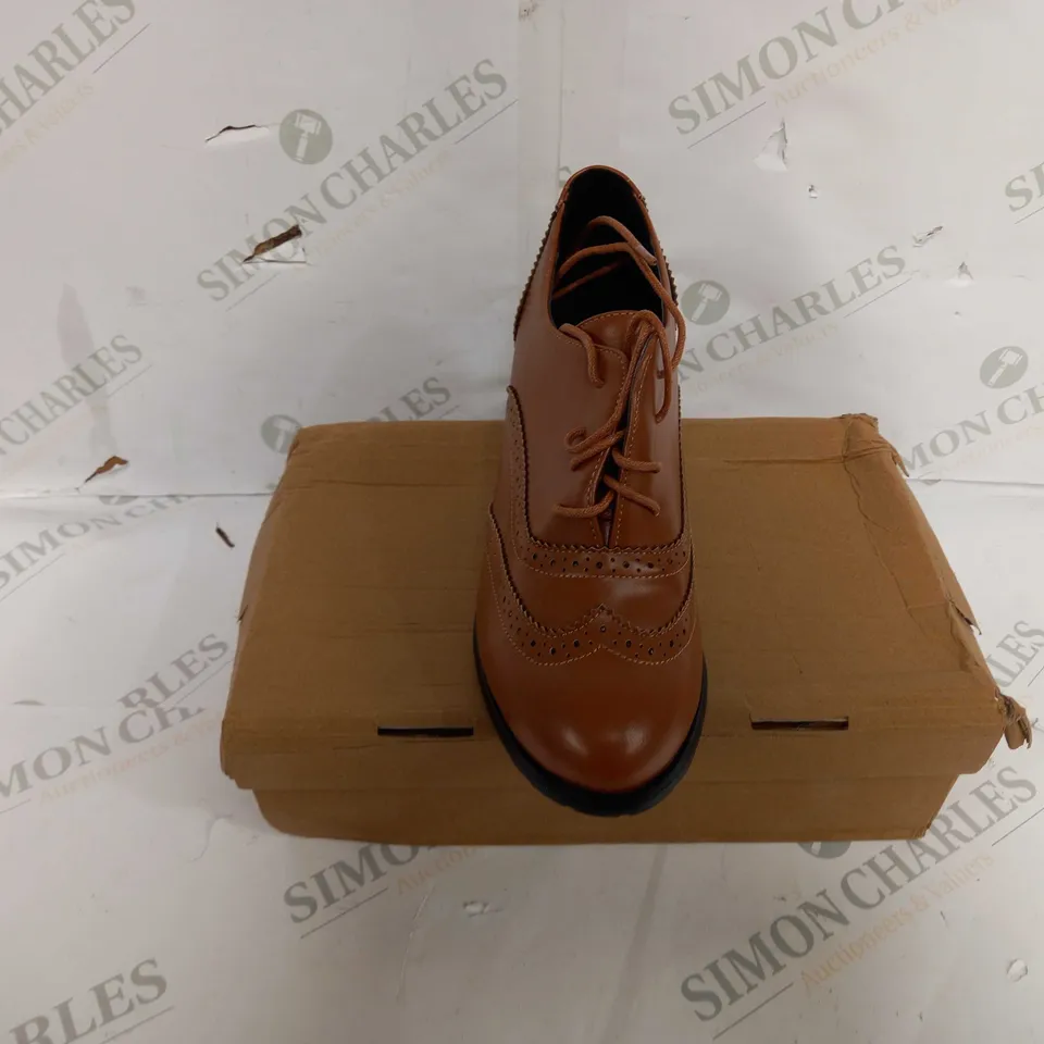 BOXED PAIR OF DESIGNER HEELED LACED SHOES IN TAN - UK SIZE 5