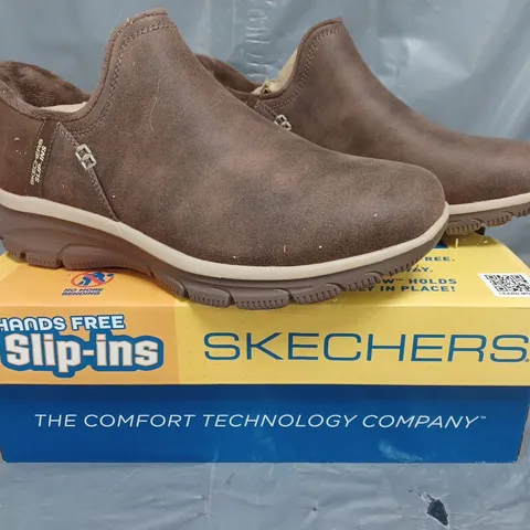 BOXED PAIR OF SKECHERS BOOTS IN CHOCOLATE SIZE 6.5