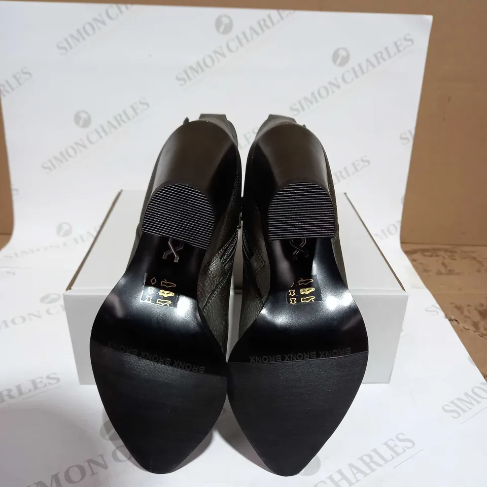 BRONX STUDDED BOOTS LIZARD PEWTER - SIZE 6.5 UK