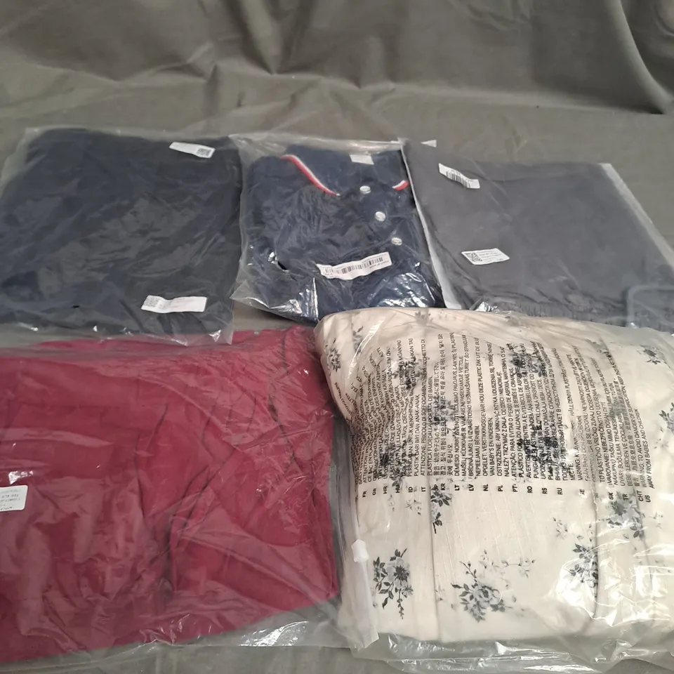 BOX OF APPROXIMATELY 25 ASSORTED CLOTHING ITEMS IN VARIOUS STYLES AND SIZES TO INCLUDE TROUSES, TOPS, DRESSES ETC