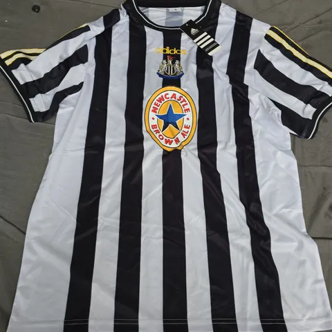 ADIDAS CLASSIC NEWCASTLE UNITED FOOTBALL SHIRT – BLACK & WHITE STRIPES – NUMBER 00 (ADEGREAT)
