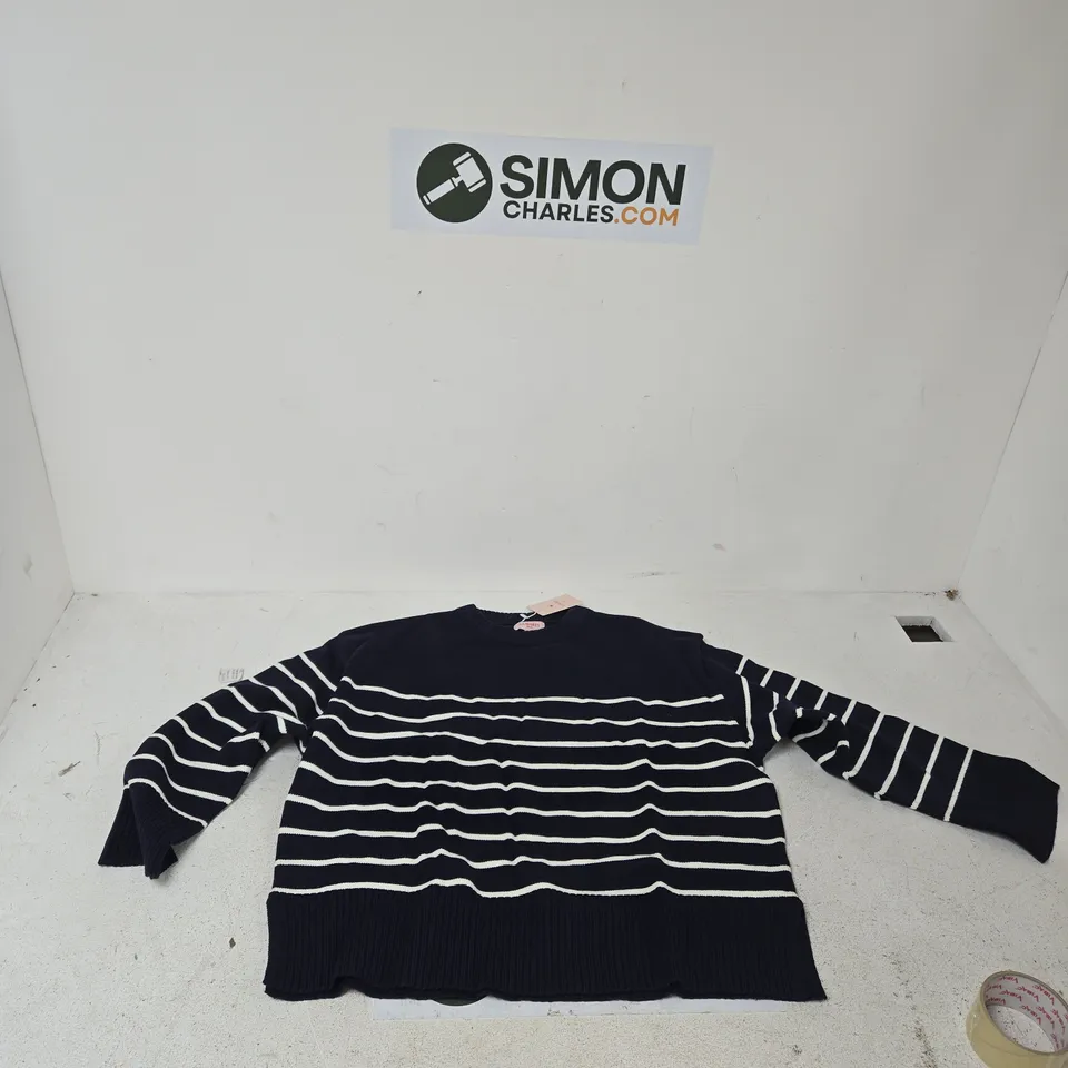 BOX OF APPROXIMATELY 25 ASSORTED CLOTHING ITEMS TO INCLUDE: LA MAREY BLUE STRIPED KNIT JUMPER