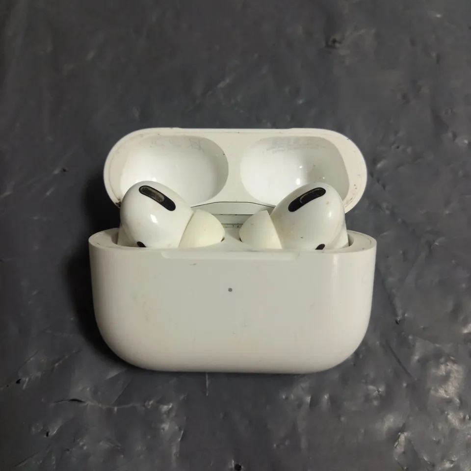 PAIR OF APPLE AIRPODS PRO IN WHITE