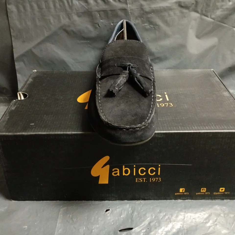 BOXED PAIR OF GABICCI LOAFERS INNAVY SIZE 9