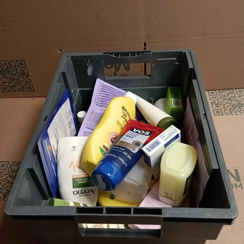 TOTE OF APPROXIMATELY 15 ASSORTED COSMETIC ITEMS TO INCLUDE GARNIER, VO5, AVEENO, NIVEA ETC