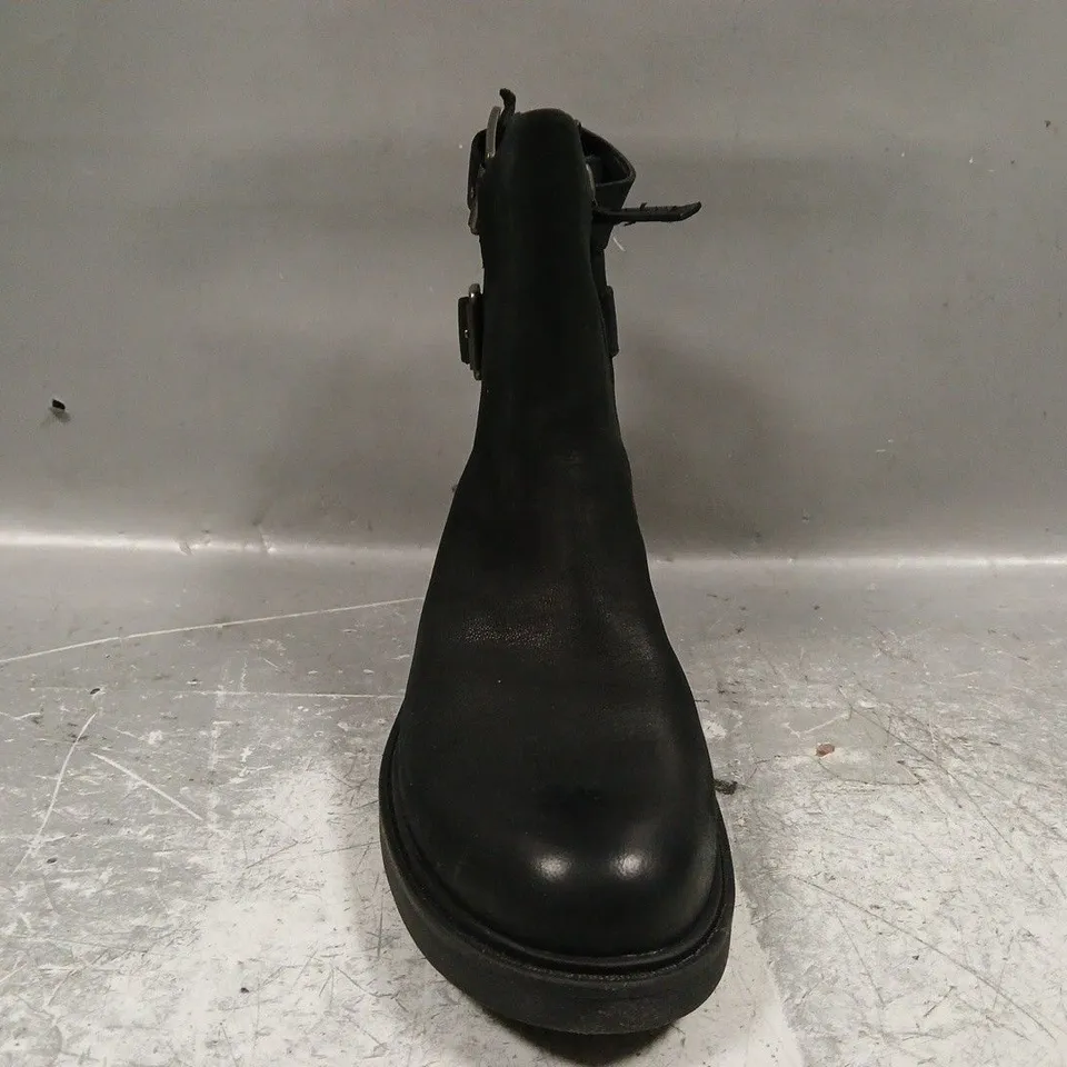 BOXED PAIR OF CLARKS ANKLE BOOTS IN BLACK SIZE UK 5.5