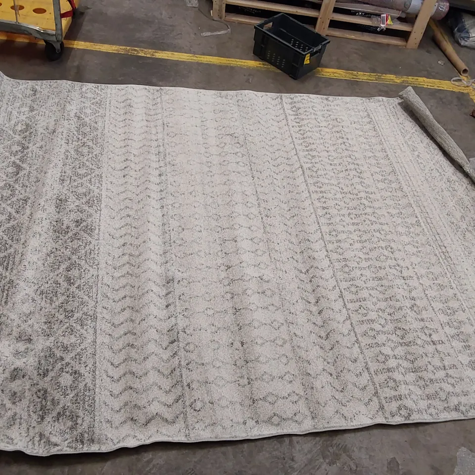 NARINE REID GREY AREA RUG // 200 X 275CM